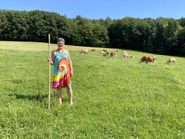 Gertraud Magritzer vor ihrer Milchviehherde