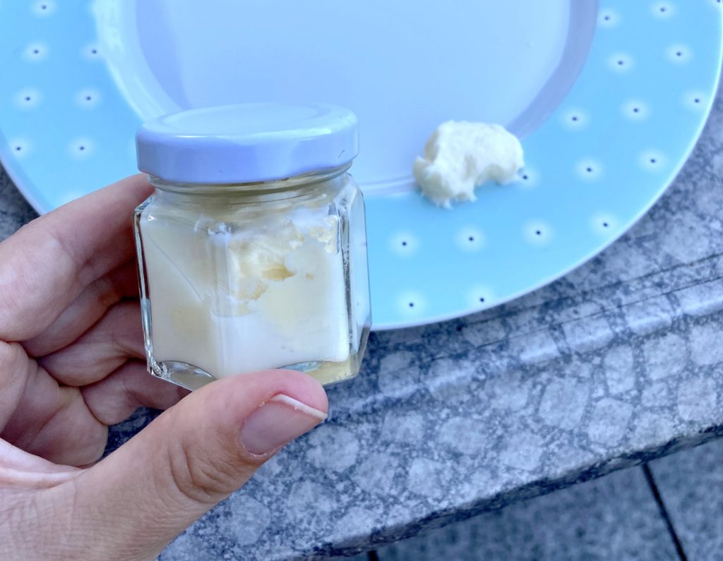Wir schütteln Rohmilch im Glas zur Butter